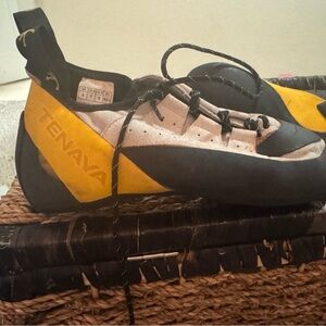 Tenaya Tarifa climbing shoe- worn less than 3 times